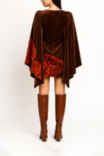 VESTIDO VELUDO CASTANHO COM ESTAMPA ARTÍSTICA SAHOCO - Image 5