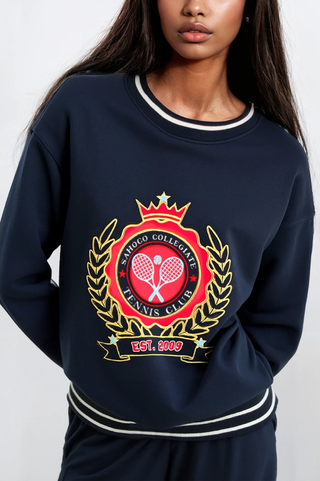 WhatsApp Image 2025-10-29 at 17.33.32 (3) SWEAT AZUL MARINHO COM BORDADO COLLEGIATE TENNIS CLUB SAHOCO - Image 1