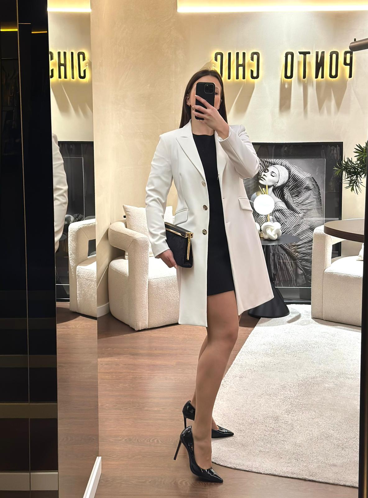 WhatsApp Image 2026-02-16 at 17.12.55 (1) BLAZER BRANCO COM CORTE ALONGADO E BOTOES DOURADOS RINASCIMENTO - Image 1