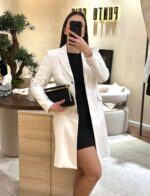BLAZER BRANCO COM CORTE ALONGADO E BOTOES DOURADOS RINASCIMENTO - Image 3