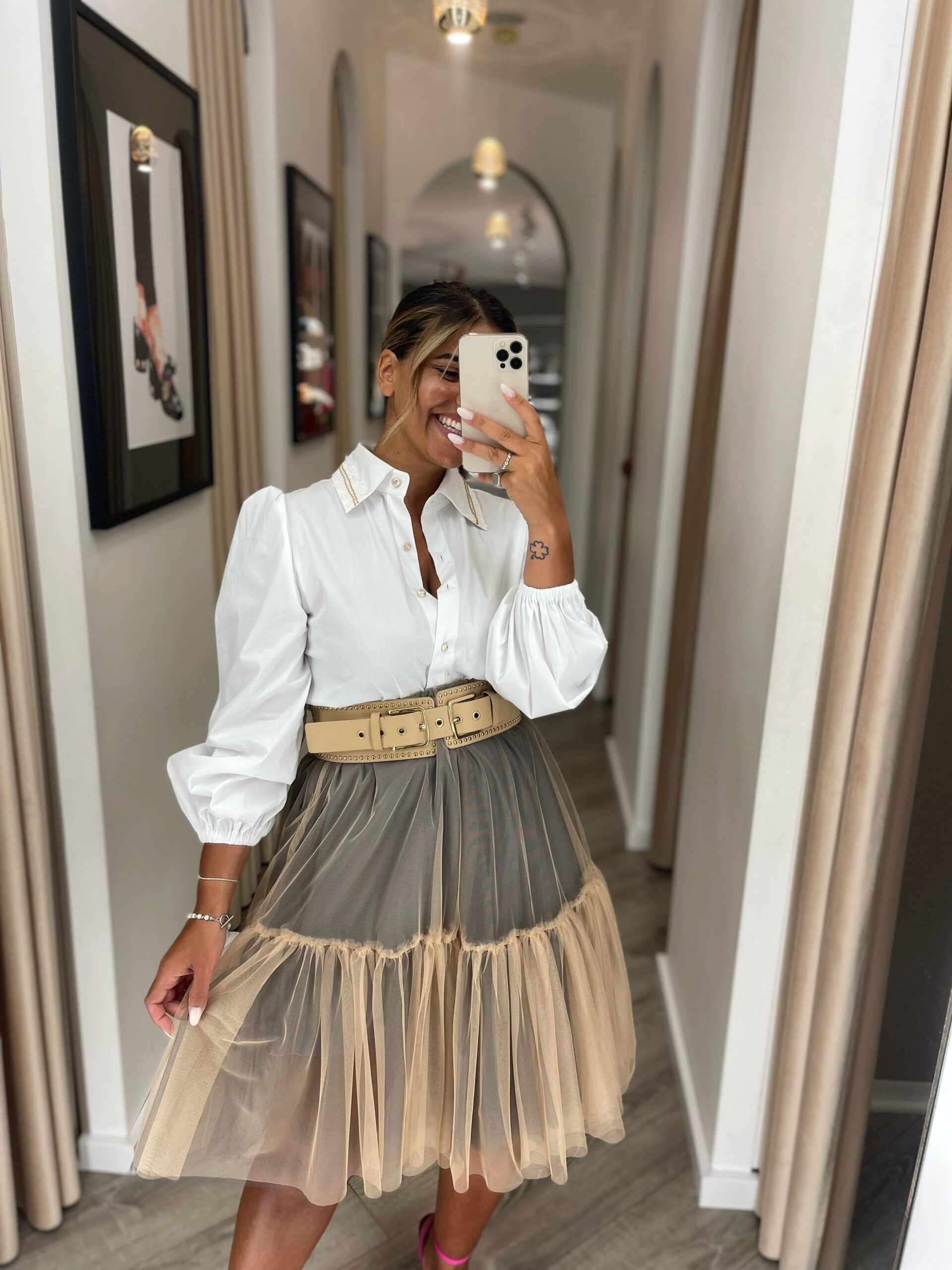 fa34d272-7347-4e28-9d3d-520ae64469c8-scaled SAIA MIDI DE TULE EM CAMADAS BEGE RENASCIMENTO - Image 1