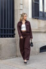 CONJUNTO CASTANHO COM CASACO CURTO E CALÇAS RETAS PONTO CHIC - Image 11