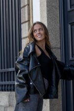 CASACO OVERSIZED EM ECOPELE PRETO PONTO CHIC - Image 5
