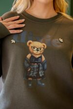 CAMISOLA VERDE COM ESTAMPA DE URSO DIXIE - Image 4
