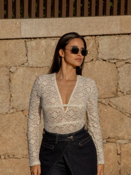 TOP CREME EM RENDA FLORAL PONTO CHIC