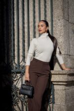 CAMISOLA BEGE DE GOLA ALTA PONTO CHIC