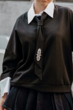 CAMISOLA PRETA COM GRAVATA APLICADA E DETALHE DE BRILHANTES DIXIE - Image 4