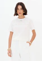 T-SHIRT BRANCA COM APLICAÇÃO DE PÉROLAS LANÇA PERFUME