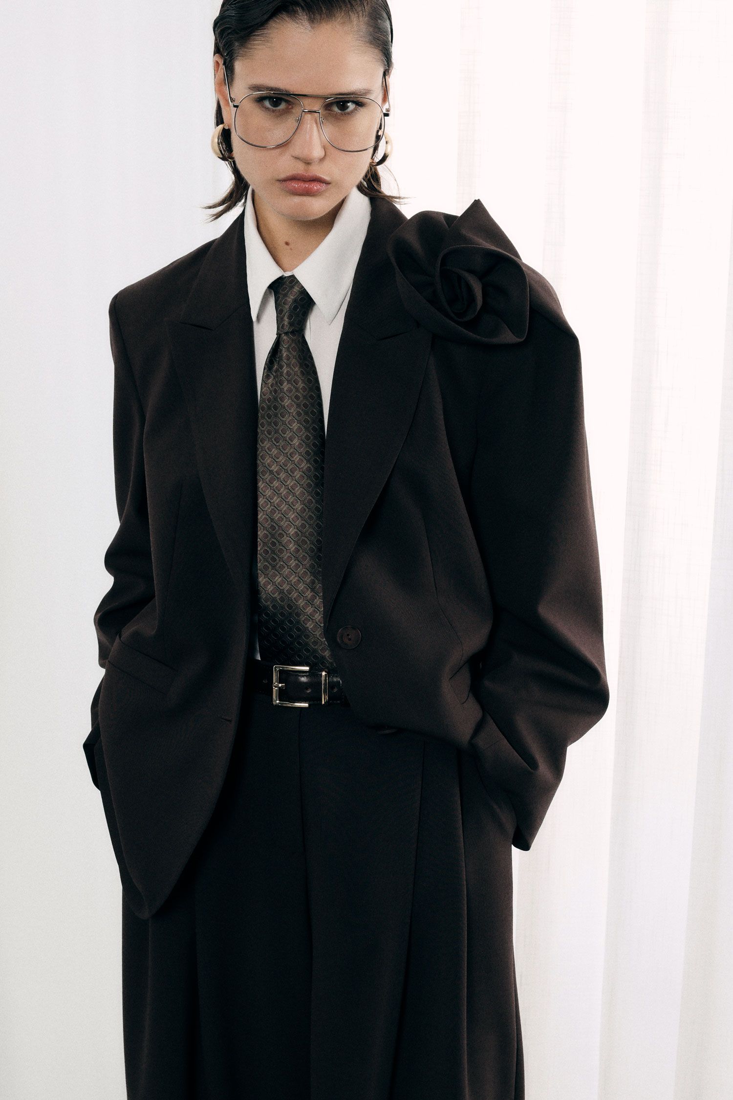 01880_JBH9KFV_IF BLAZER PRETO COM FLOR APLICADA IMPERIAL - Image 1