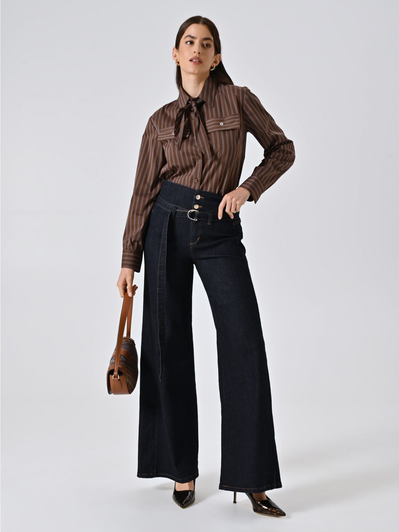 CFC0126419003B041_sp_e1_09160227 CALÇAS WIDE LEG JEANS ESCURO COM CINTO DE RINASCIMENTO - Image 1