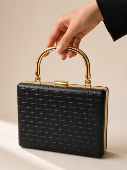 CLUTCH PRETA ESTRUTURADA COM PEGA DOURADA PONTO CHIC