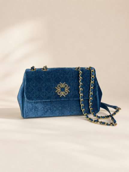 MALA EM VELUDO AZUL COM CORRENTE DOURADA RINASCIMENTO