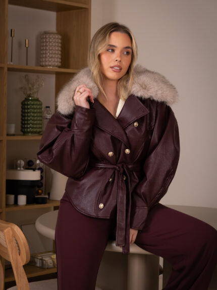 CASACO CURTO BORDEAUX EM ECOPELE COM PELO PONTO CHIC
