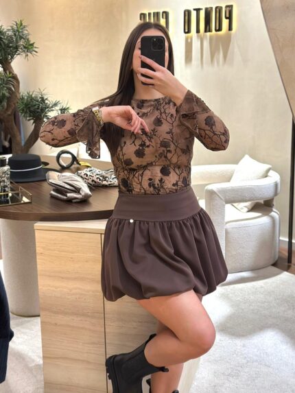 BLUSA CASTANHA COM FLORES PONTO CHIC
