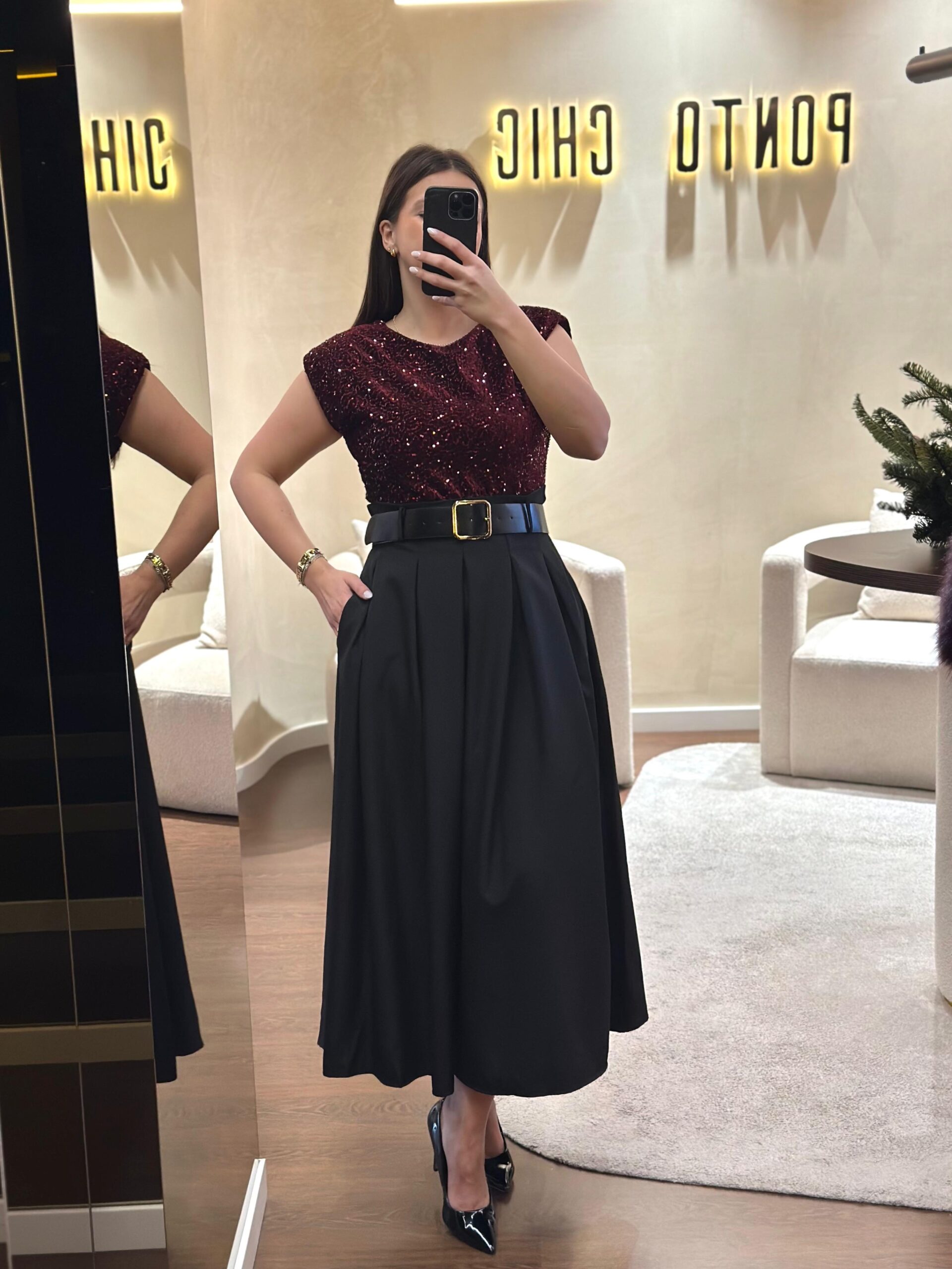 WhatsApp Image 2025-11-20 at 15.10.17 (1) VESTIDO DE LANTEJOULAS BORDEAUX PONTO CHIC - Image 1