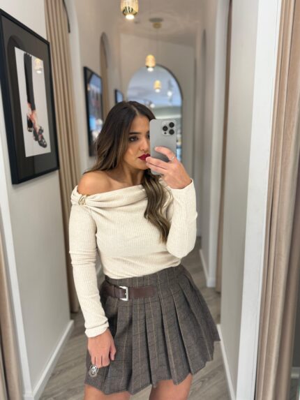 CAMISOLA BEGE CANELADA COM DETALHE DOURADO PONTO CHIC