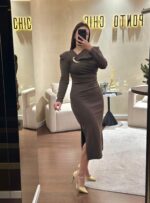 VESTIDO DRAPEADO COM FIVELA DOURADA CASTANHO PONTO CHIC