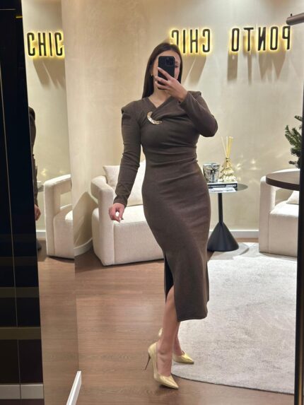 VESTIDO DRAPEADO COM FIVELA DOURADA CASTANHO PONTO CHIC
