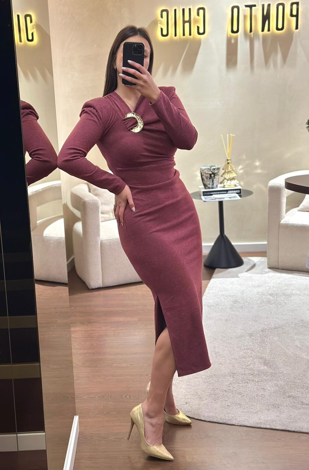 WhatsApp Image 2025-11-25 at 13.20.15 VESTIDO DRAPEADO COM FIVELA DOURADA BORDO PONTO CHIC - Image 1