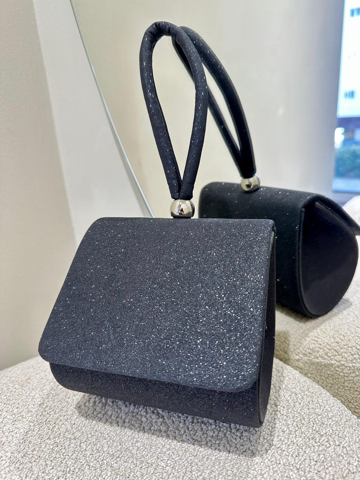 WhatsApp Image 2025-11-25 at 16.12.19 (3) MINI CLUTCH PRETA COM ACABAMENTO CINTILANTE PONTO CHIC - Image 1