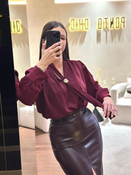 BLUSA BORDÔ COM APLICAÇÃO DOURADA PONTO CHIC