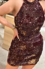 VESTIDO BORDÔ DE LANTEJOULAS COM LAÇO NO PESCOÇO PONTO CHIC - Image 12