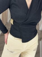 CAMISOLA PRETA COM DETALHE DOURADO PONTO CHIC - Image 3