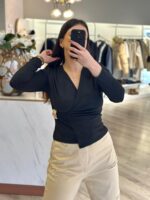 CAMISOLA PRETA COM DETALHE DOURADO PONTO CHIC