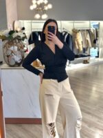 CAMISOLA PRETA COM DETALHE DOURADO PONTO CHIC - Image 2