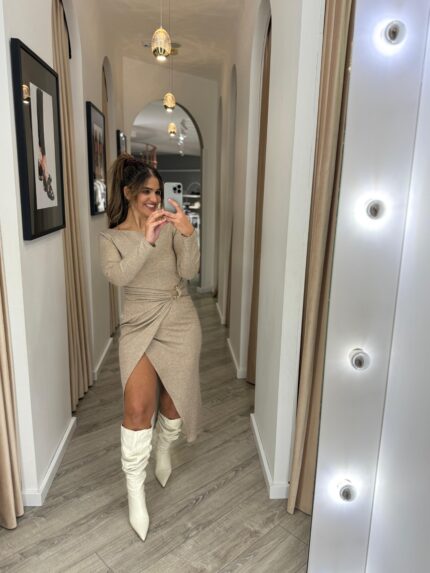 VESTIDO BEGE COM FIVELA DOURADA PONTO CHIC