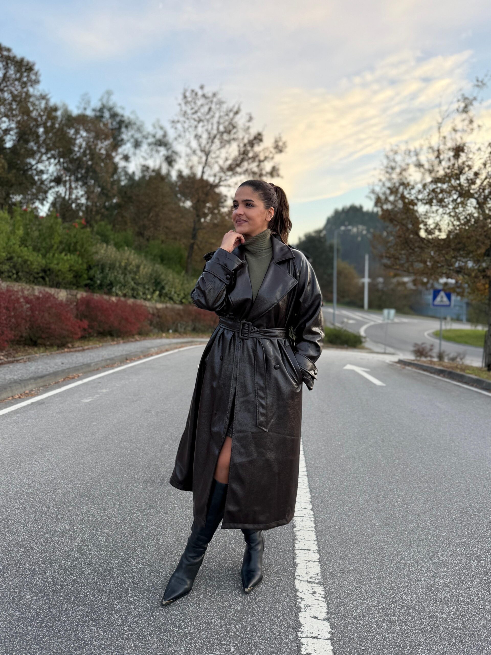 f2167aeb-3649-4bce-bfa9-55e1109fb11c TRENCH COAT EM ECOPELE CASTANHO PONTO CHIC - Image 1