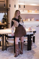 SAIA PLISSADA CAMEL COM ATILHADOS PONTO CHIC - Image 2