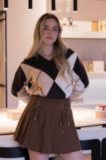 SAIA PLISSADA CAMEL COM ATILHADOS PONTO CHIC