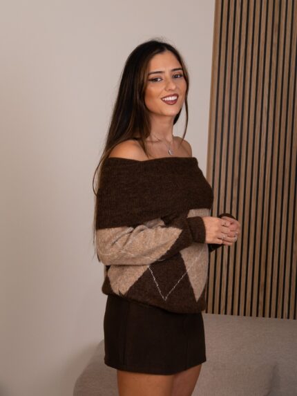 CAMISOLA CASTANHA DECOTE BARCO COM PADRÃO LOSANGOS PONTO CHIC