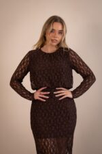 VESTIDO COMPRIDO DE RENDA CASTANHO PONTO CHIC - Image 4