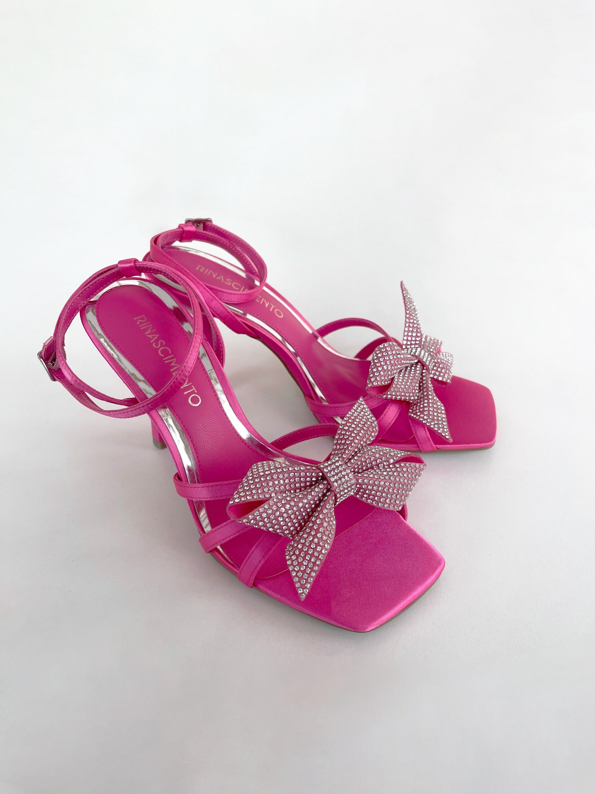 sandalia-rosa-com-laco-rinascimento-scaled SANDÁLIA ROSA COM LAÇO DE BRILHANTES RINASCIMENTO - Image 1