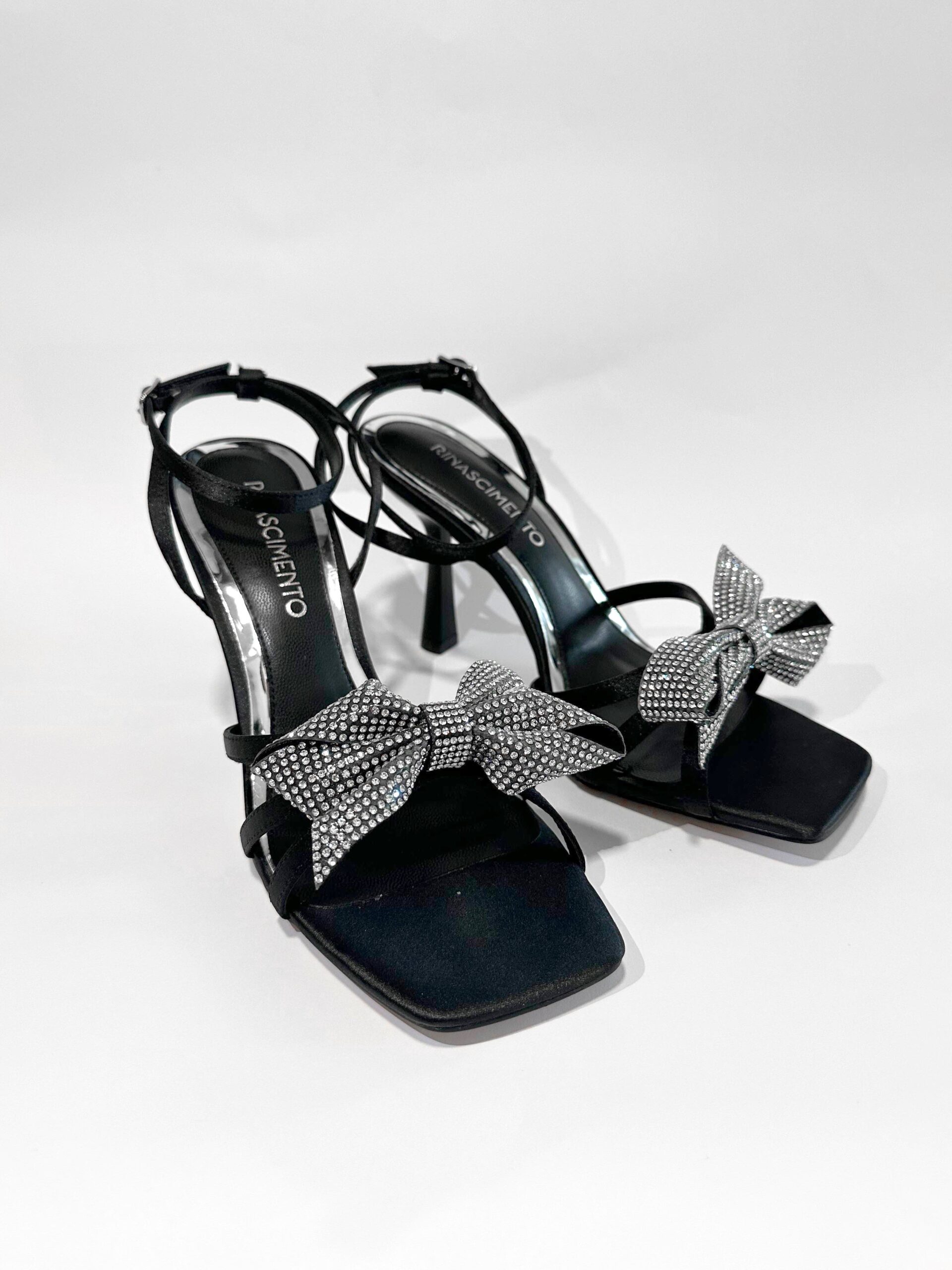 sandalias-com-laco-rinascimento-3-scaled SANDÁLIA PRETA COM LAÇO DE BRILHANTES RINASCIMENTO - Image 1