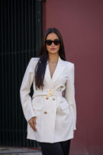 BLAZER COM BOTÕES DOURADOS E CINTO PONTO CHIC
