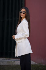 BLAZER COM BOTÕES DOURADOS E CINTO PONTO CHIC - Image 5