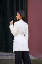 BLAZER COM BOTÕES DOURADOS E CINTO PONTO CHIC - Image 6
