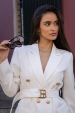 BLAZER COM BOTÕES DOURADOS E CINTO PONTO CHIC - Image 3