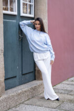 CAMISOLA DE MALHA AZUL COM BORDADOS DE LAÇOS PONTO CHIC - Image 2