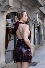 VESTIDO BORDÔ DE LANTEJOULAS COM LAÇO NO PESCOÇO PONTO CHIC - Image 9