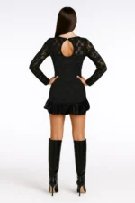 VESTIDO CURTO EM RENDA COM FOLHO EM VELUDO SAHOCO - Image 14