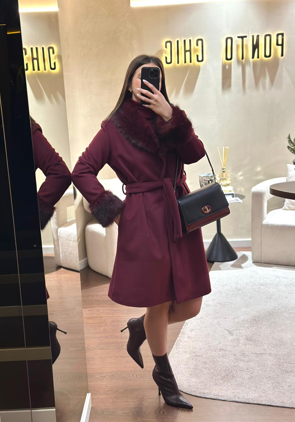 WhatsApp Image 2025-12-15 at 18.15.23 (8) CASACO CURTO BORDEAUX COM PELO PONTO CHIC - Image 1