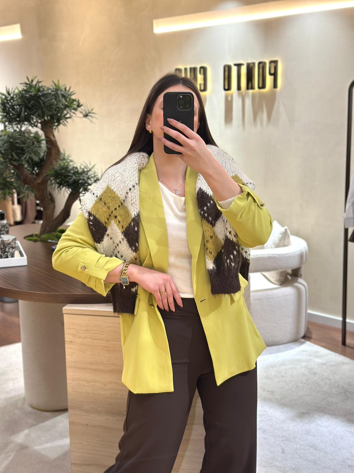 WhatsApp Image 2026-01-07 at 19.27.56 (4) BLAZER VERDE LIMA BOTÃO DOURADO PONTO CHIC - Image 1