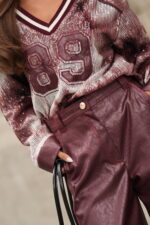 CAMISOLA DE LANTEJOULAS BORDEAUX SAHOCO - Image 8