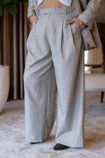 CONJUNTO BLAZER E CALÇA BEGE COM RISCA PONTO CHIC - Image 5