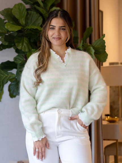 CAMISOLA DE MALHA VERDE CLARO ÀS RISCAS COM RENDA DECORATIVA