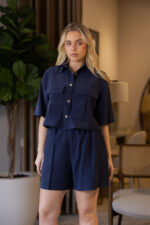 CAMISA CURTA AZUL MARINHO COM BOLSOS E BOTÕES DOURADOS LANÇA PERFUME - Image 3